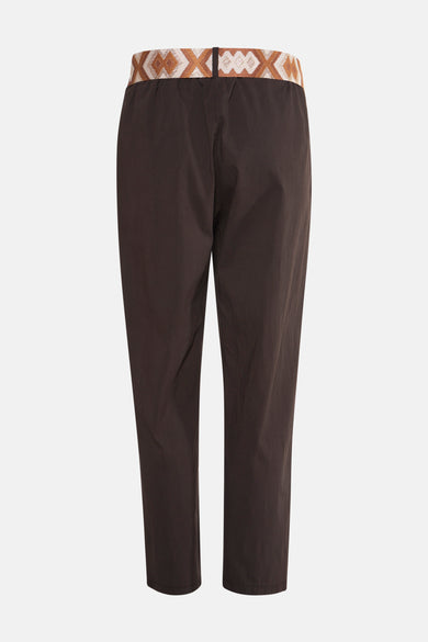 Chino brun de ZABAIONE, avec une ceinture à motifs géométriques ethniques.