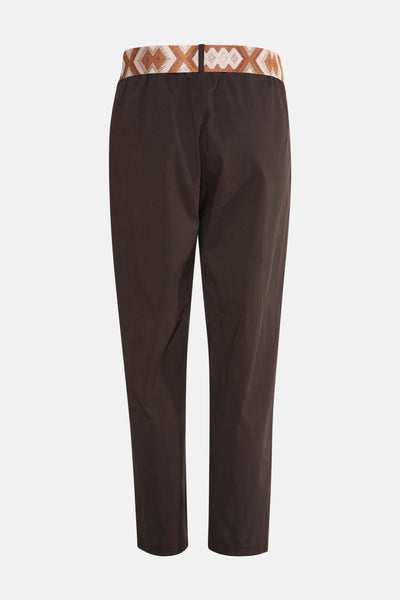 Chino brun de ZABAIONE, avec une ceinture à motifs géométriques ethniques.