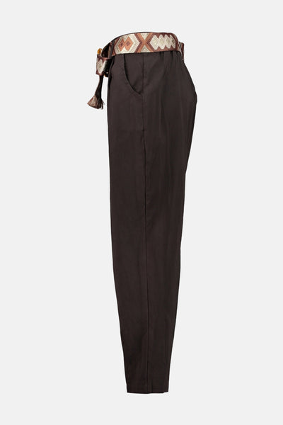 Bruine chino van ZABAIONE met geometrisch patroon riem en zijzak, zijaanzicht.
