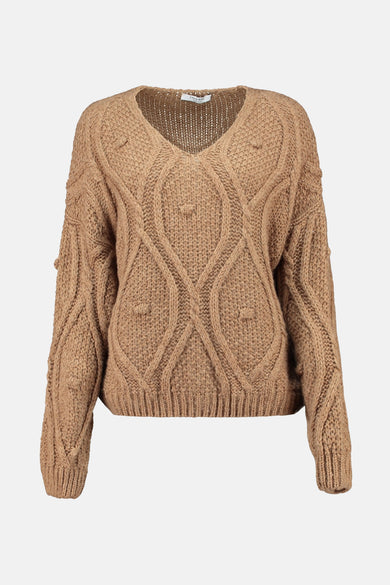 Cognac V-hals trui van Zabaione, met all-over kabelpatroon en puffsteekdetails.