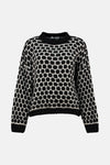 Pull à col rond noir de ZABAIONE avec un motif géométrique contrastant noir et blanc.