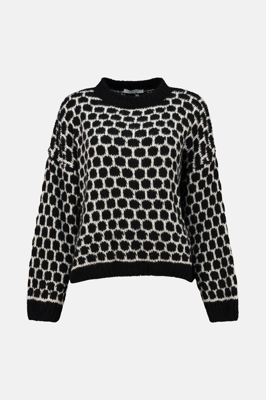 Pull à col rond noir de ZABAIONE avec un motif géométrique contrastant noir et blanc.