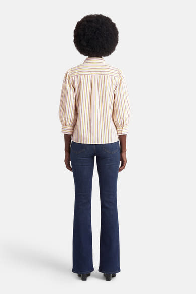 Multikleurig overhemd met korte mouwen van AMELIE ET AMELIE, verticale strepen, gedragen met een donkerblauwe uitlopende jeans.