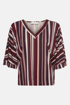 T-shirt à manches courtes multicolore d'AMÉLIE ET AMÉLIE, à rayures verticales bordeaux, violet foncé et beige.
