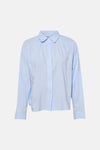 Chemise bleue à manches longues par ADORE, avec col arrondi et fermeture boutonnée sur le devant.