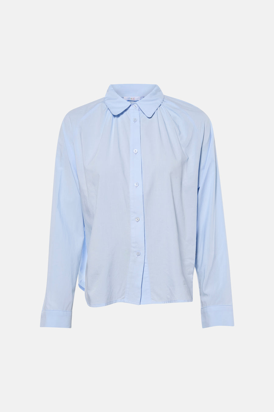 Chemise bleue à manches longues par ADORE, avec col arrondi et fermeture boutonnée sur le devant.