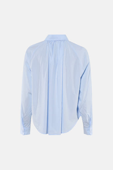 Chemise bleu clair de ADORE avec manches longues et plis au dos.