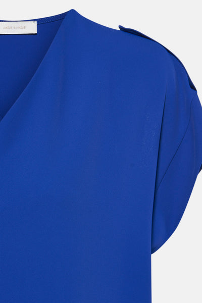 Robe bleue à manches courtes par AMELIE ET AMELIE, avec épaulettes décoratives et encolure en V.