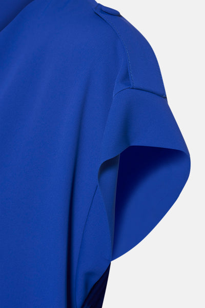 Robe à manches courtes bleue par AMELIE ET AMELIE, avec détail de mancherons.