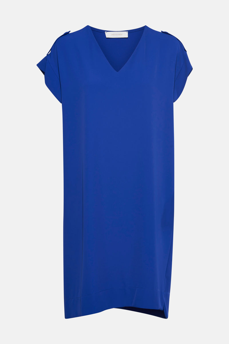 Robe bleue à manches courtes par AMELIE ET AMELIE, avec détails aux épaules et coupe droite.
