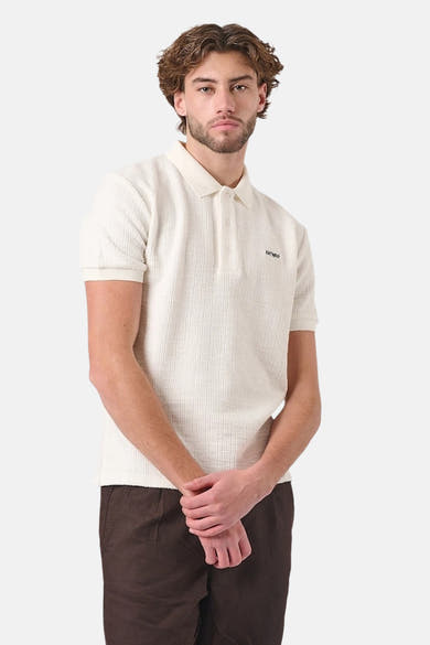 Wit poloshirt met korte mouwen van ANTWRP, in wafeltextuur, gedragen met een bruine broek.
