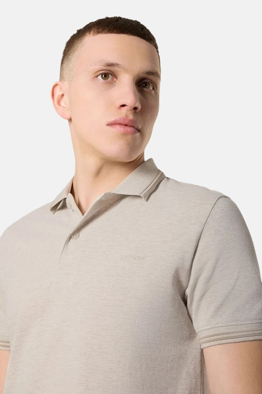 Polo beige de ANTWRP avec col classique et finitions côtelées aux manches courtes.