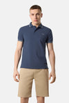 Polo bleu à manches courtes de ANTWRP, porté avec un short chino beige uni.
