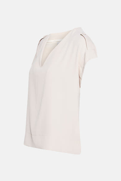 Blouse beige à manches courtes de AMELIE ET AMELIE, avec encolure en V et détails aux épaules.
