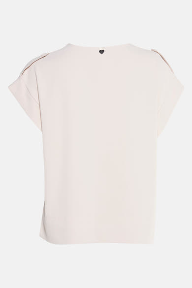 Blouse beige à manches courtes par AMELIE ET AMELIE, détail de cœur à l'arrière du cou et épaulettes décoratives.