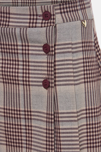 Jupe courte multicolore par AMELIE ET AMELIE, à carreaux, avec trois boutons marron.