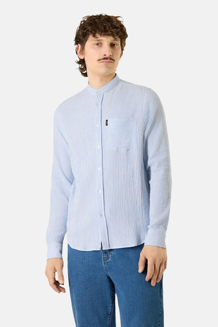 Chemise bleue à rayures verticales par ANTWRP, avec poche poitrine et détails texturés.