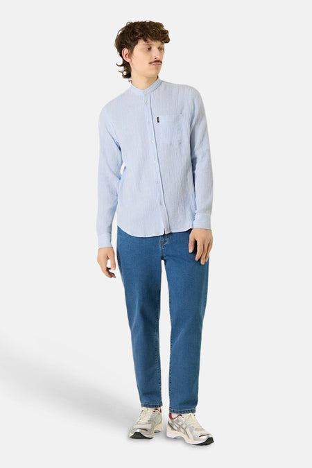 Chemise bleu à manches longues par ANTWRP, à rayures verticales et poche de poitrine.