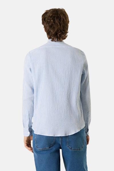 Chemise à rayures bleues de ANTWRP, vue de dos, portée avec un jean.