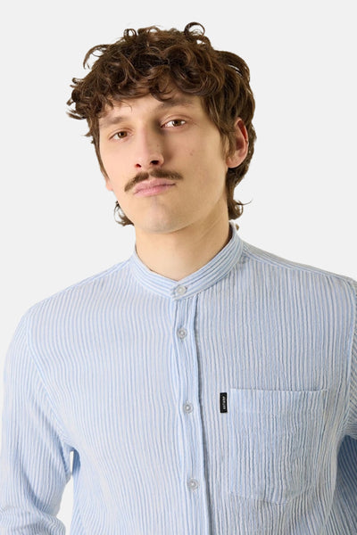 Chemise bleu clair à rayures verticales de ANTWRP, avec poche poitrine plaquée.
