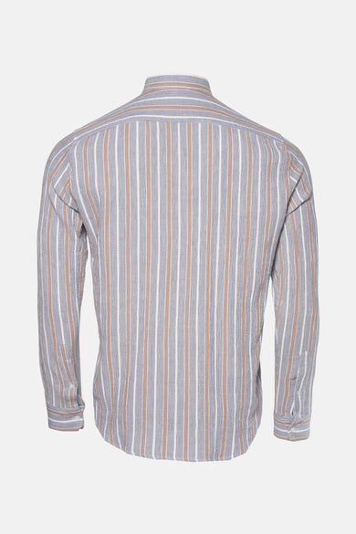 Chemise à manches longues beige par ANTWRP avec rayures verticales bleues et blanches, vue de dos.