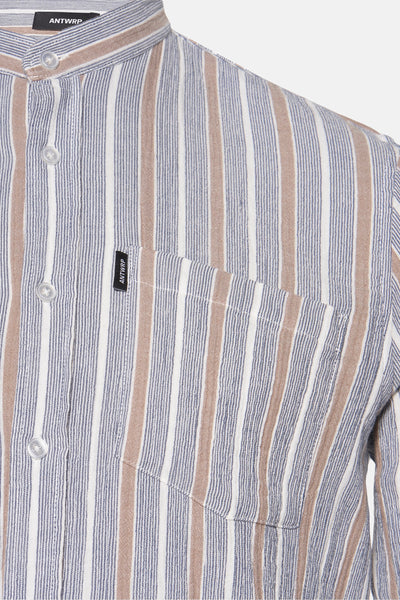 Chemise à manches longues beige à rayures, de ANTWRP, avec poche de poitrine et boutons.
