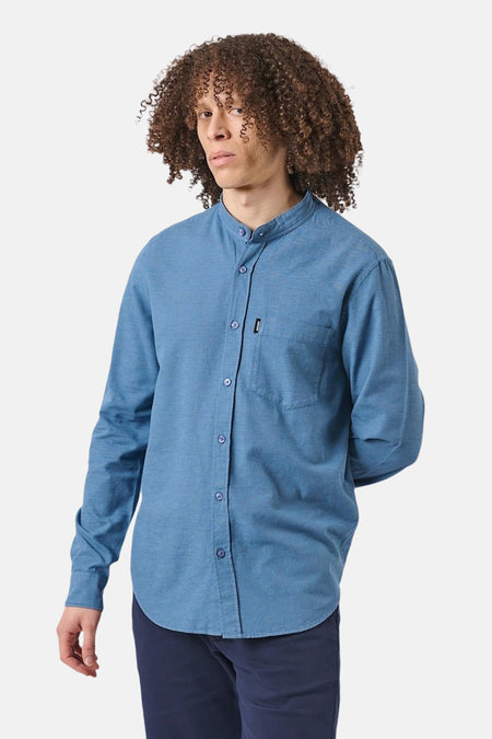 Blauwe blouse met lange mouwen van ANTWRP, met borstzak en knopen.