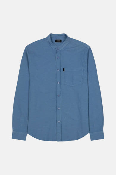Chemise à manches longues bleu de ANTWRP, avec poche poitrine et boutons.