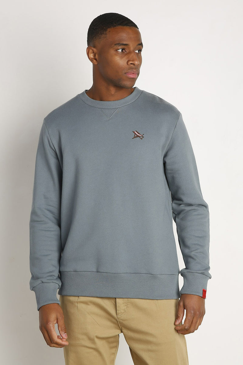 Sweat bleu by ANTWRP, avec un motif brodé d'une chaise de plage sur la poitrine.