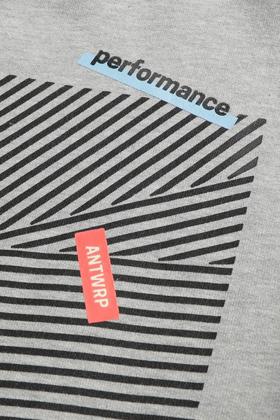 Sweat-shirt gris col rond de ANTWRP avec motif de rayures obliques noires et étiquettes "performance" et "ANTWRP".
