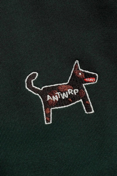 Groene rondehals sweatshirt van ANTWRP, met een geborduurd hondmotief op de voorkant.