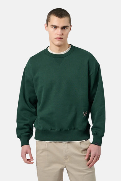 Groene sweater van ANTWRP, met een klein geborduurd hondlogo op de voorkant.