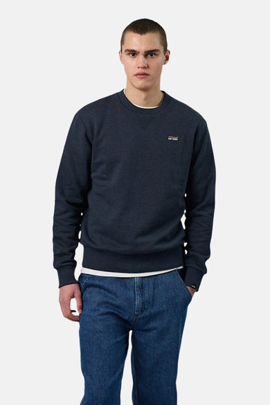 Navyblauwe rondehals sweatshirt van ANTWRP, met een klein logo op de borst en gedragen met een spijkerbroek.