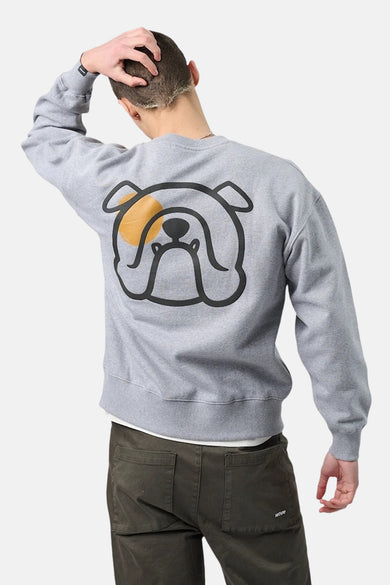 Grijze sweater met ronde hals van ANTWRP, met een bulldogprint op de rug en gedragen met een olijfgroene broek.