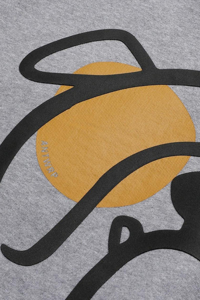 Grijze ANTWRP-sweatshirt met zwart en okergeel abstract patroon.