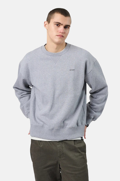Grijze rondehals sweatshirt van ANTWRP, gedragen met een kaki broek