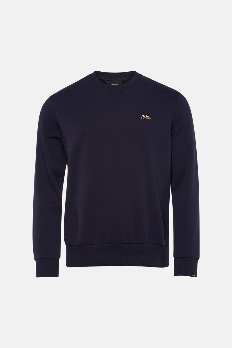 Blauwe sweater van ANTWRP, met geborduurd logo op de borst en geribbelde afwerkingen.