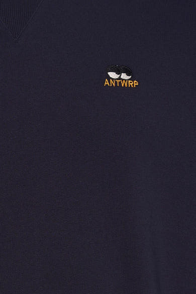 Sweat-shirt bleu à col rond de ANTWRP, avec un petit logo brodé décoratif.
