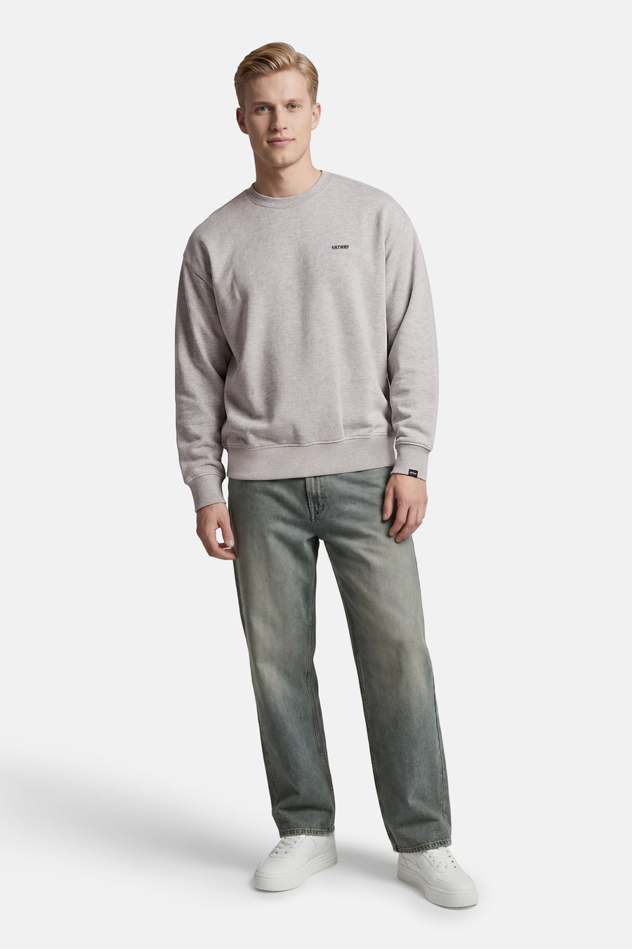 Sweat-shirt gris col rond par ANTWRP, porté avec un jean délavé et des baskets blanches.