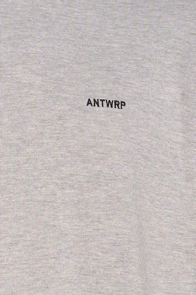 Grijze rondehals sweatshirt van ANTWRP, met geborduurd logo op de voorkant en een gemêleerde textuur.