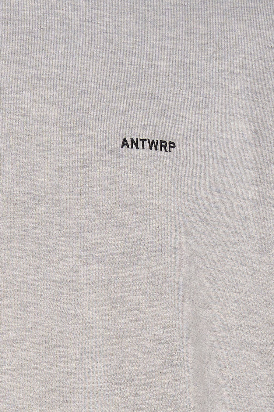 Grijze rondehals sweatshirt van ANTWRP, met geborduurd logo op de voorkant en een gemêleerde textuur.