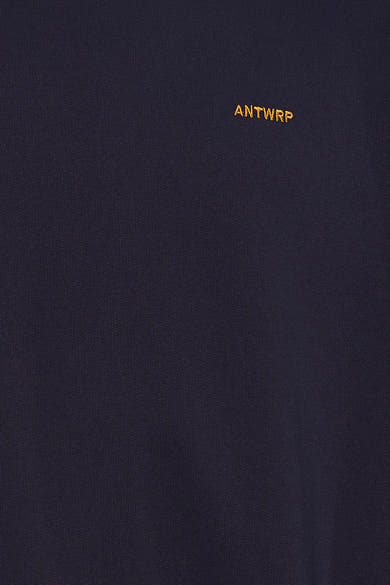 Blauwe sweater met ronde hals van ANTWRP, met de merknaam op de voorkant geborduurd.