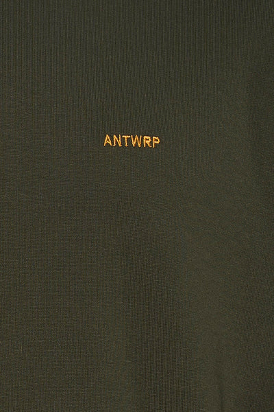 Sweat kaki de ANTWRP, avec le logo brodé sur la poitrine.
