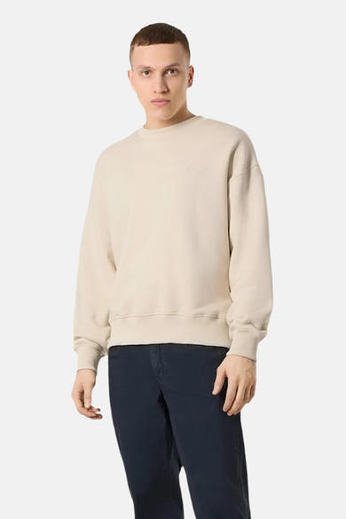 Sweat-shirt écru de ANTWRP, à manches longues, porté avec un pantalon bleu marine.