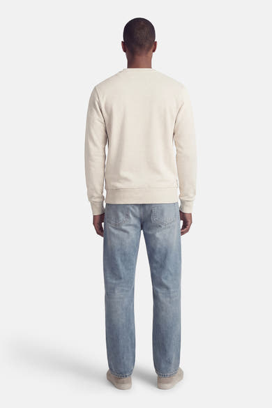 Sweat-shirt beige de ANTWRP, vue de dos, porté avec un jean bleu et des chaussures neutres.