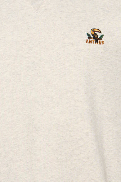 Sweat beige de ANTWRP, avec un motif brodé d'un toucan et le logo de la marque.
