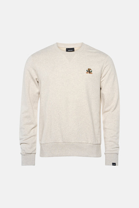 Beige sweatshirt van ANTWRP, met een klein geborduurd logo op de borst, gedragen met een spijkerbroek en casual sneakers.