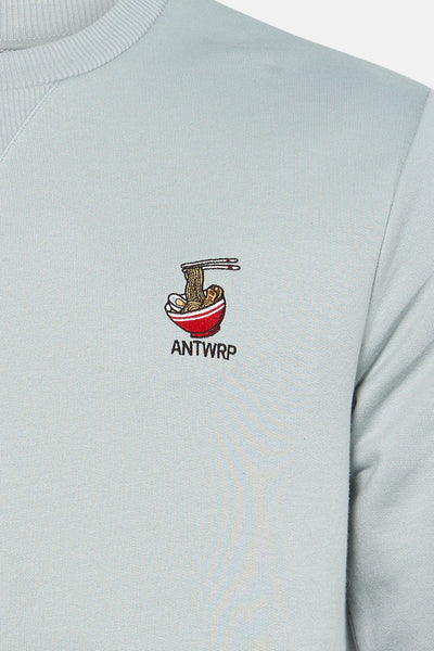 Sweat bleu à col rond de ANTWRP, avec motif brodé de bol de ramen et logo.
