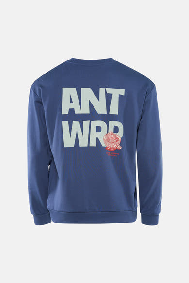 Sweat col rond bleu van ANTWRP, avec inscription et graphisme de nouilles sur le dos.
