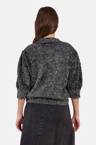 Pull à col rond argenté de Molly Bracken, avec des manches bouffantes et un ourlet élastique.